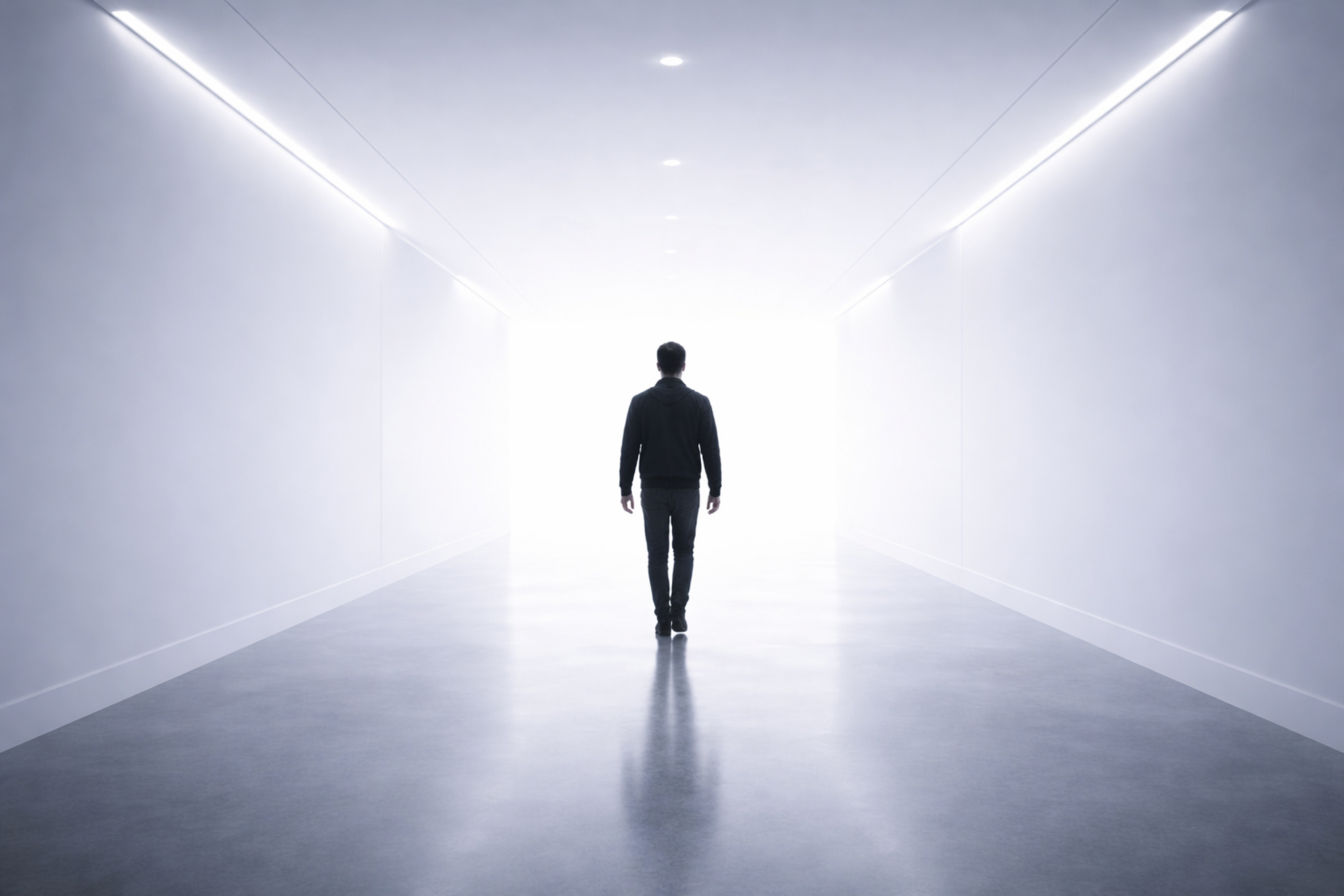 Pessoa caminhando sozinha em um corredor iluminado, simbolizando a renúncia silenciosa necessária para sustentar vínculos.